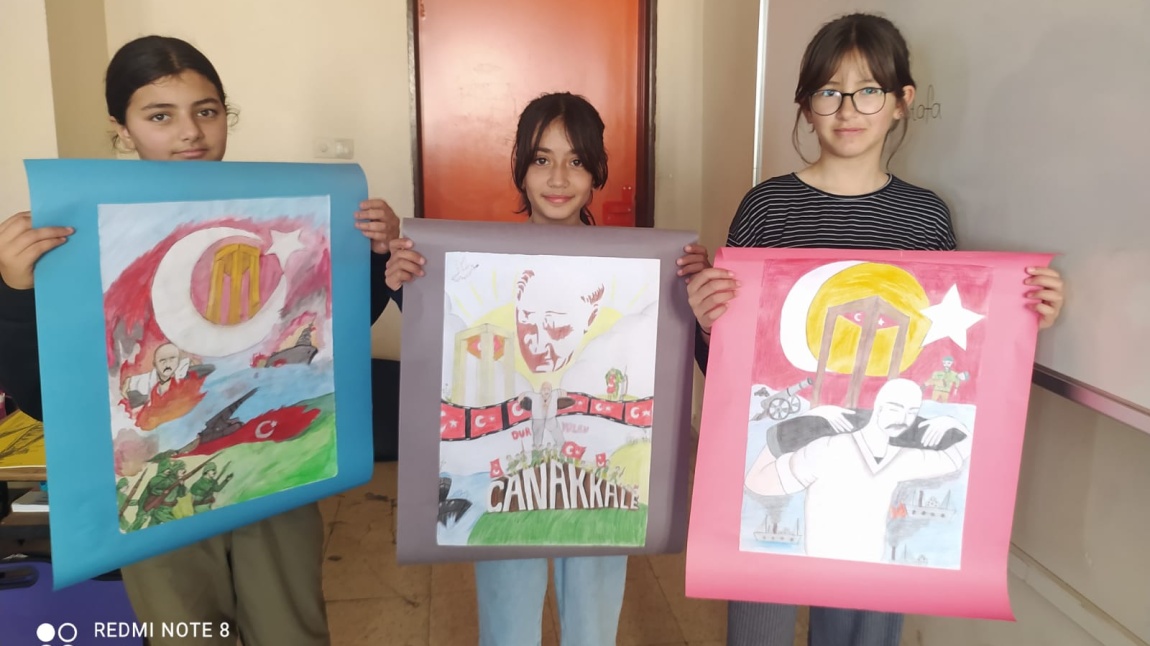 İlçemizin düzenlediği resim yarışmasına resimleri ile katılan öğrencilerimiz Çanakkale ve İstiklal marşı konulu resim yarışmaları