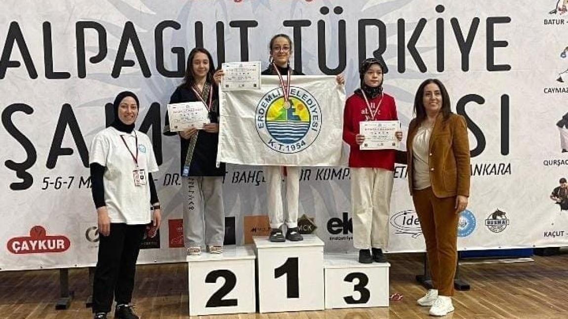 Ankara'da düzenlenen Alpagut şampiyonasında Türkiye 1.si Ayşe Yağmur Öztürk oldu.